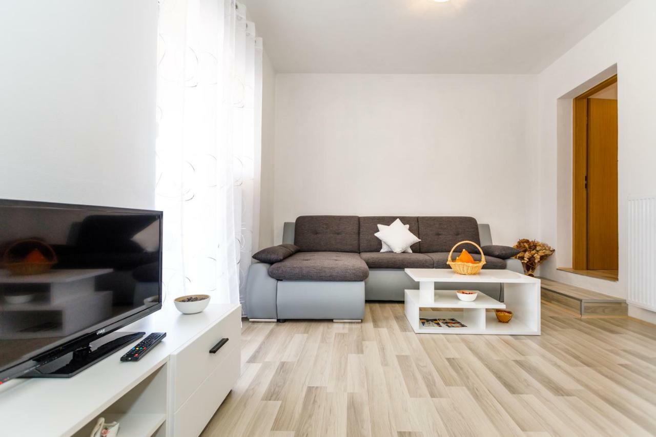 Apartman Dobrila Vrh  ภายนอก รูปภาพ